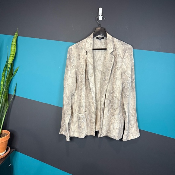Babaton Aritzia 100% Silk Gray Snake Python Print Blazer size 6 Preppy - Picture 3 of 9